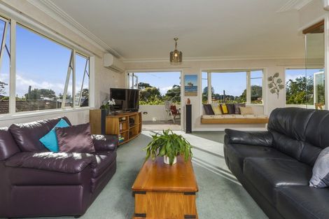 Photo of property in 1/949 Beach Road, Torbay, Auckland, 0630