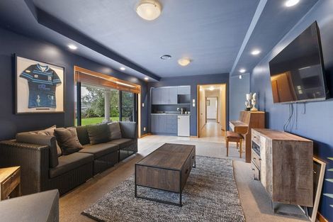 Photo of property in 33 Ruapehu Drive, Fitzherbert, Palmerston North, 4410