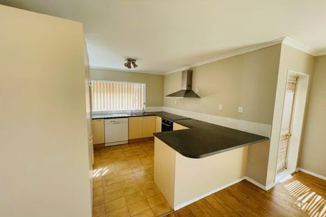 Photo of property in 15 Newbegin Place, Weymouth, Auckland, 2103