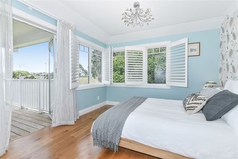 Photo of property in 48a Waterview Road, Stanley Point, Auckland, 0624