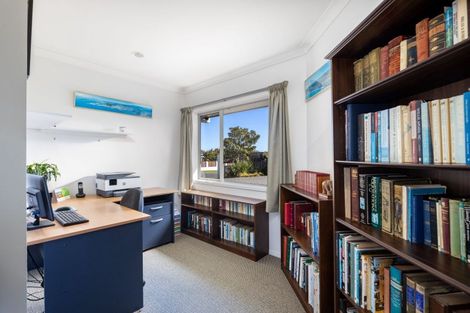 Photo of property in 12 Montrose Place, Highlands Park, New Plymouth, 4312