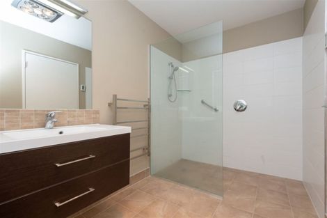 Photo of property in 5 Royalle Mews, Botany Downs, Auckland, 2010