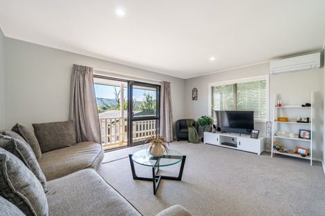 Photo of property in 2 Oaklands Grove, Clouston Park, Upper Hutt, 5018