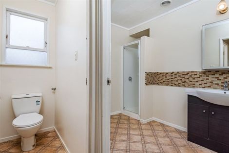 Photo of property in 61 Easton Park Parade, Glenfield, Auckland, 0629