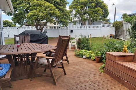 Photo of property in 4 Gregg Place, Sunnyvale, Auckland, 0612