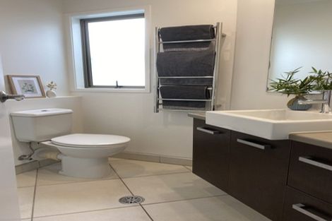 Photo of property in 8 Diosma Place, Botany Downs, Auckland, 2010