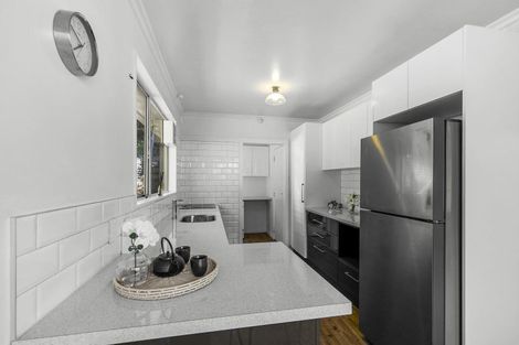 Photo of property in 3 Lomond Street, Newlands, Wellington, 6037