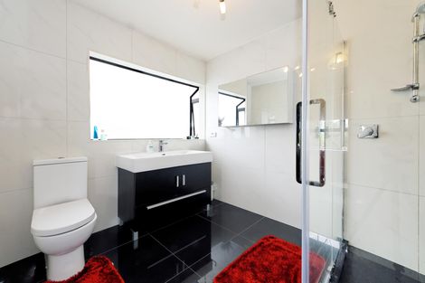 Photo of property in 5 Stockton Place, Glendene, Auckland, 0602