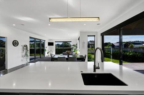 Photo of property in 6 Pebble Beach Court, Waiwhakaiho, New Plymouth, 4312