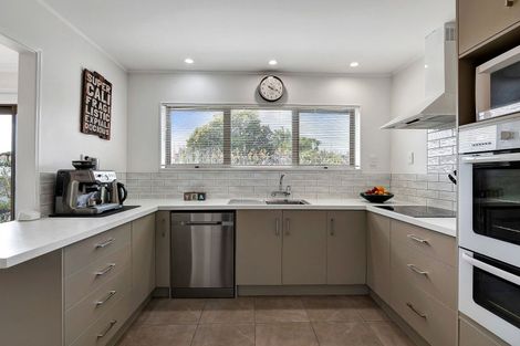 Photo of property in 11 Leatham Avenue, Strandon, New Plymouth, 4312