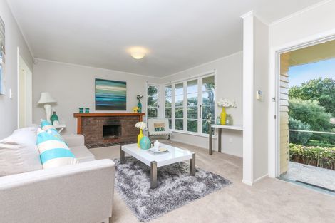 Photo of property in 37 Dundale Avenue, Blockhouse Bay, Auckland, 0600