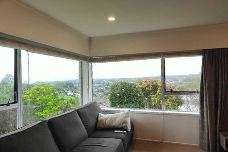 Photo of property in 2/2 Barker Rise, Northcross, Auckland, 0632