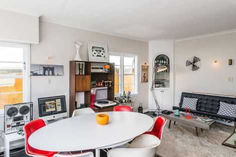 Photo of property in 124 Oriental Parade, Oriental Bay, Wellington, 6011