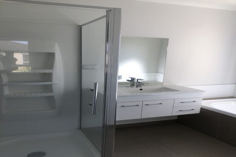 Photo of property in 71 Fields Parade, Oteha, Auckland, 0632