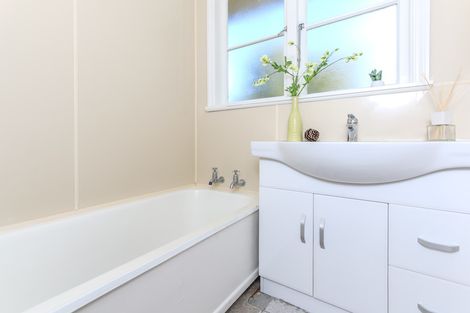 Photo of property in 37 Dundale Avenue, Blockhouse Bay, Auckland, 0600