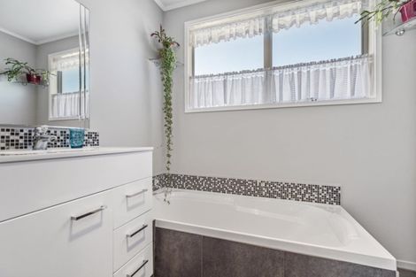 Photo of property in 25 Lipton Grove, Opaheke, Papakura, 2113