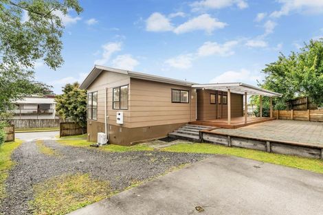 Photo of property in 2 Louise Place, West Harbour, Auckland, 0618