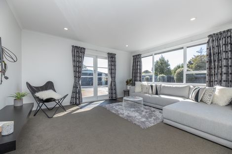 Photo of property in 12 Rosanna Place, Aranui, Christchurch, 8061