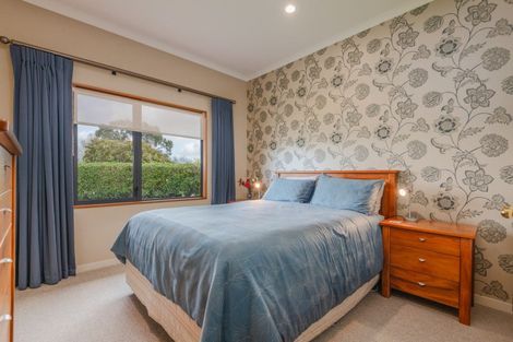 Photo of property in 33 Cashmere Drive, Fitzherbert, Palmerston North, 4410