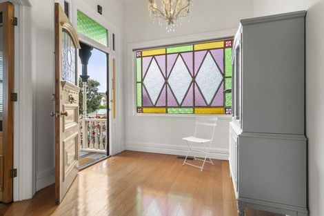 Photo of property in 1 Oxford Terrace, Devonport, Auckland, 0624