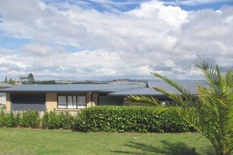 Photo of property in 1/622 East Coast Road, Pinehill, Auckland, 0630