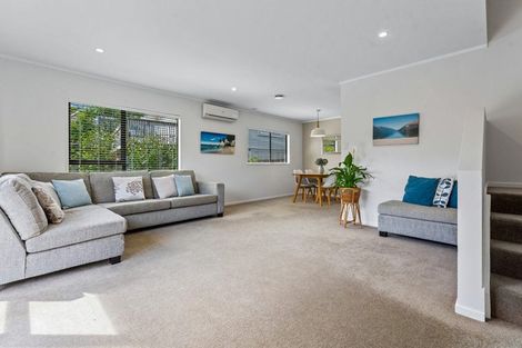 Photo of property in 2/13 Heather Place, Sunnynook, Auckland, 0620