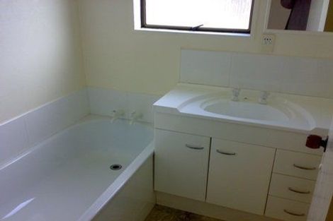 Photo of property in 2/44 Raleigh Road, Northcote, Auckland, 0627