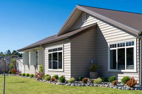 Photo of property in 51 Montgomery Crescent, Kinloch, Taupo, 3377