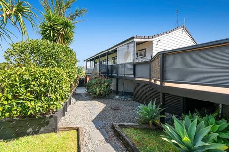 Photo of property in 15 Leiden Place, Totara Vale, Auckland, 0629