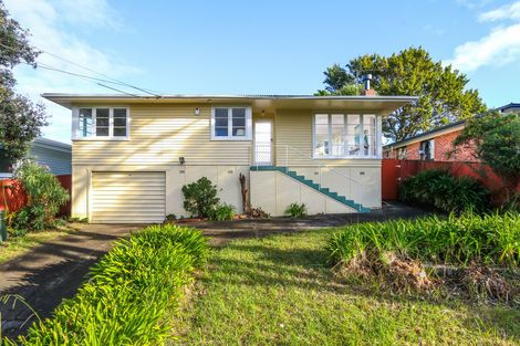 Photo of property in 37 Dundale Avenue, Blockhouse Bay, Auckland, 0600