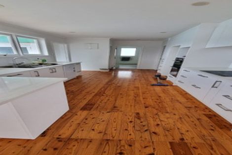 Photo of property in 121 Centreway Road, Orewa, 0931