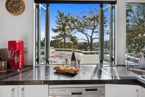 Photo of property in 2/89 Knights Road, Rothesay Bay, Auckland, 0630