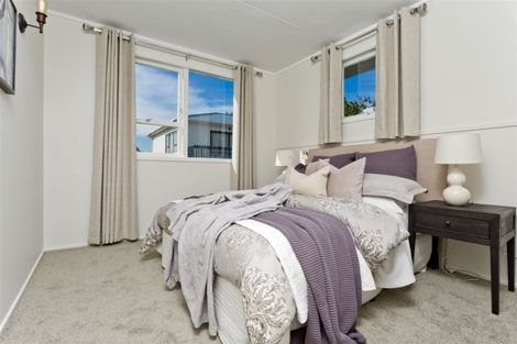 Photo of property in 18 Wykeham Place, Glenfield, Auckland, 0629