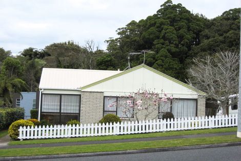 Photo of property in 34 Riversdale Drive, Merrilands, New Plymouth, 4312