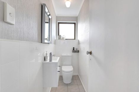 Photo of property in 11 Leatham Avenue, Strandon, New Plymouth, 4312