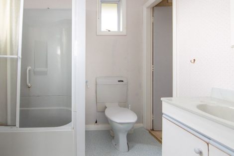 Photo of property in 33 Kent Crescent, Awapuni, Palmerston North, 4412