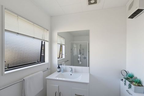 Photo of property in 24 Usherwood Crescent, Akina, Hastings, 4122