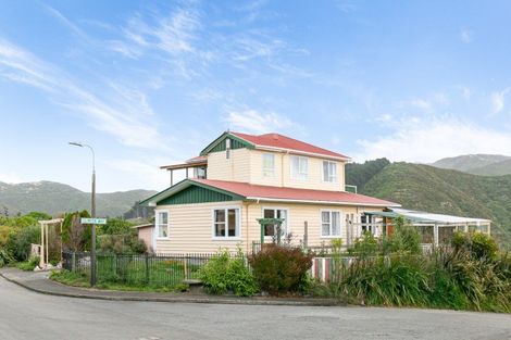 Photo of property in 12 Camrose Grove, Kingston, Wellington, 6021