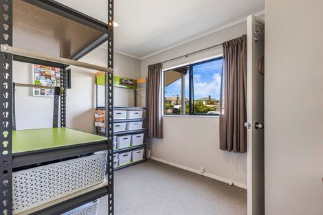 Photo of property in 1 Taipari Road, Te Atatu Peninsula, Auckland, 0610