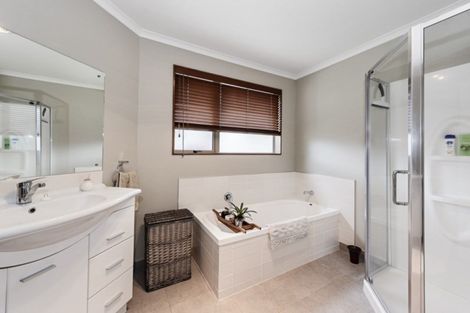 Photo of property in 18 Gibbston Close, Huntington, Hamilton, 3210