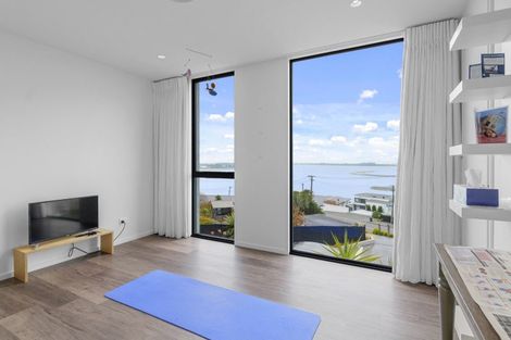 Photo of property in 32 Mount Pleasant Road, Mount Pleasant, Christchurch, 8081