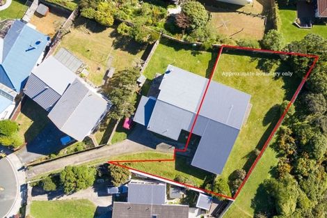 Photo of property in 15b Bayswater Place, Newlands, Wellington, 6037