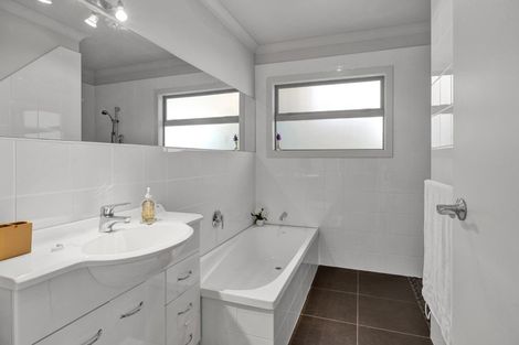 Photo of property in 4a Marchant Place, Westown, New Plymouth, 4310