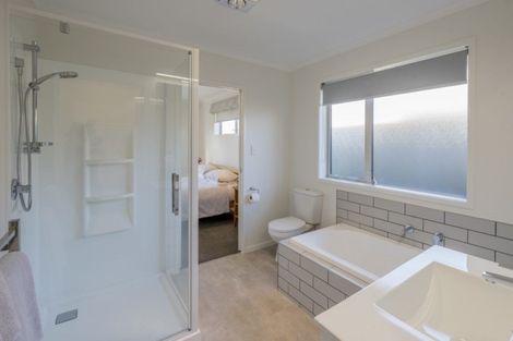 Photo of property in 2 Queenwood Road, Levin, 5510