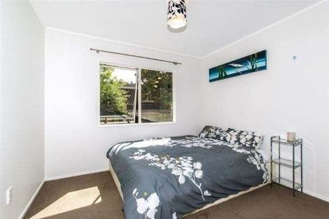 Photo of property in 2/28 Sequoia Place, Sunnynook, Auckland, 0620