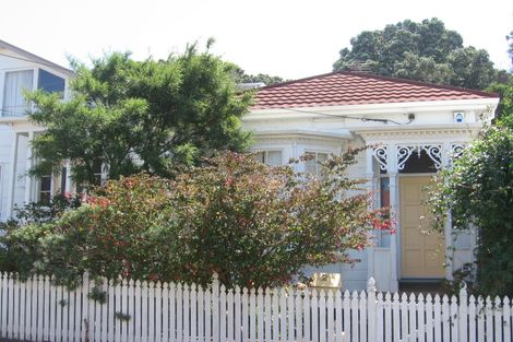 Photo of property in 2 Ranfurly Terrace, Mount Cook, Wellington, 6021