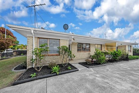 Photo of property in 1/52 Butterworth Drive, Glendene, Auckland, 0602