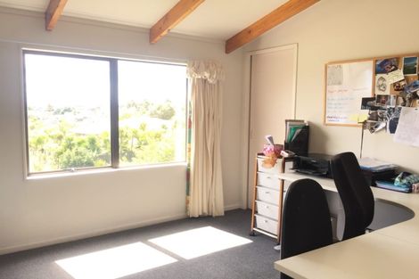 Photo of property in 28 Goldfinch Rise, Unsworth Heights, Auckland, 0632