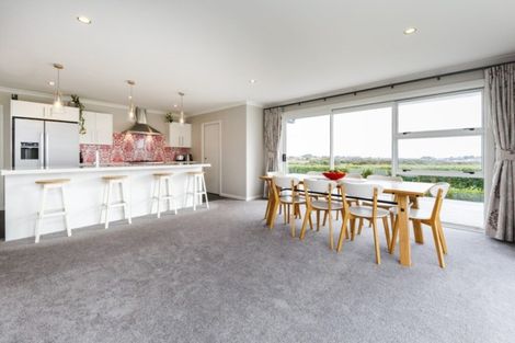 Photo of property in 11 Saint Heliers Grove, Fitzherbert, Palmerston North, 4410