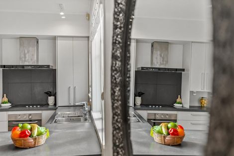 Photo of property in 21 Islington Avenue, New Lynn, Auckland, 0600